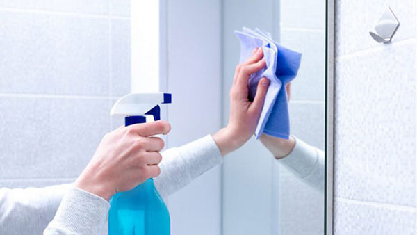 Cách làm sạch gương ở nhà tắm hiệu quả