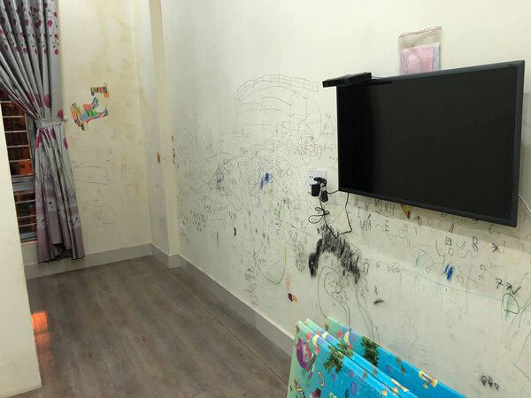 Cách tẩy mực trên tường sơn