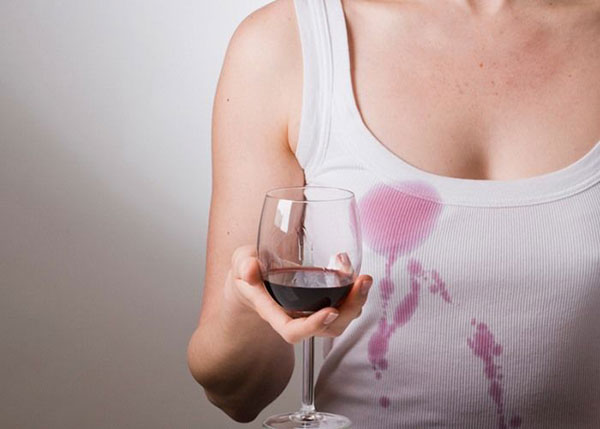 Tẩy vết rượu vang đỏ trên áo trắng